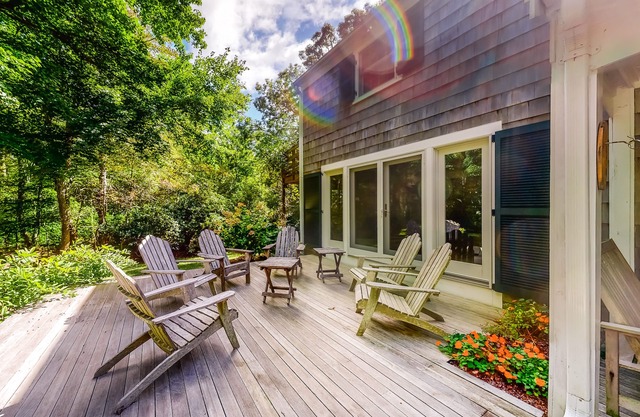 Spacious Home with Beautiful Yard, Deck, Free WiFi, W/D, & Outdoor Shower