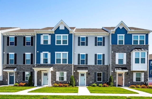 Spacious home with WIFI and amenities center just steps away from the bay.