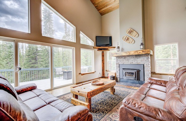 Spacious Home with Wrap-Around Deck, Hot Tub, Fireplace - Elk Ridge