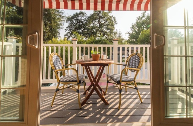 Spacious Honeymoon Suite w/ 2 Beds & Private Kitchen
