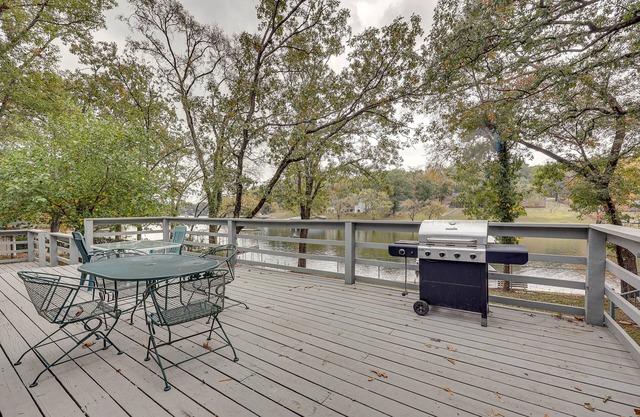 Spacious Hot Springs Lakehouse on Lake Hamilton!