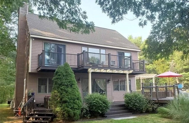 Spacious House for Beach Getaway - Outdoor Shower -Beach Pass Included!