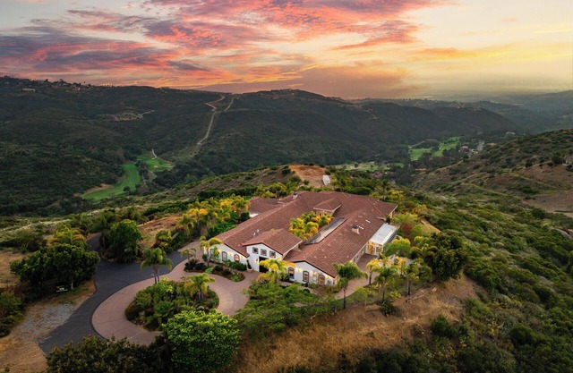Spacious house in terrific Vista with AC, fitness room, WiFi