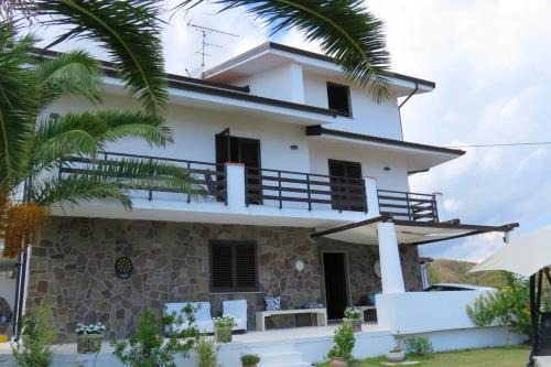 Spacious house with jacuzzi in Brancaleone Marina