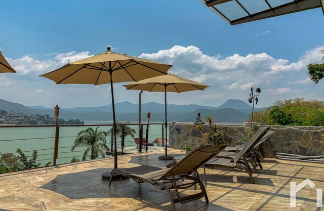 Spacious House Next to the Sanctuary & Great Views