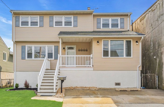 Spacious house near Sandy Hook Beach perfect for families!