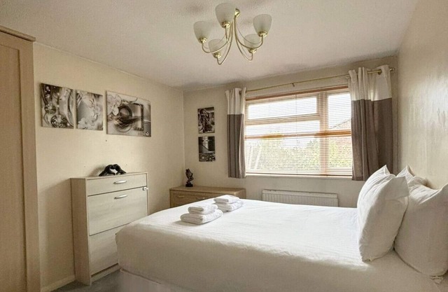 Spacious House nr Cambridge with Parking & Garden