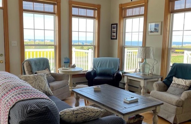 Spacious House, Private Setting, Panoramic Ocean View, Great Beach!