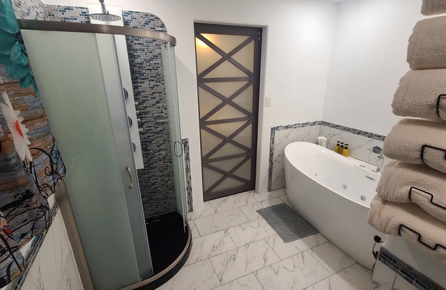 Spacious House w/ Jacuzzi Tub