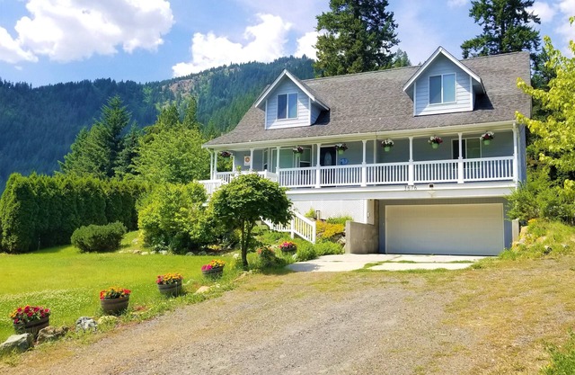 Spacious House w/Nature View, Hot Tub, Gameroom