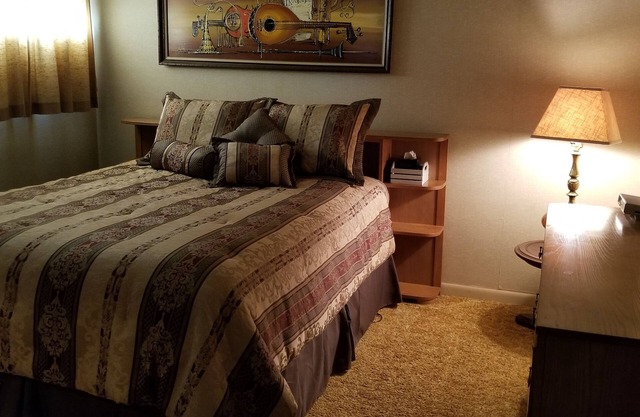 Spacious house with Wifi -- only 10 minutes from Hubbard Lake.