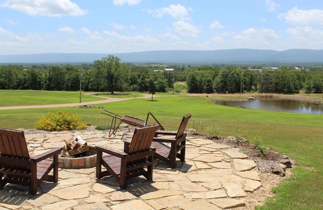 Spacious house with amazing mountain views in the Potato Hills