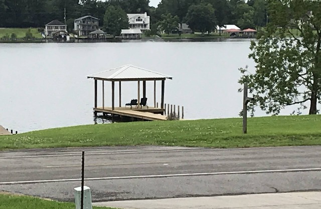 Geräumiges Haus mit herrlichem Blick auf den See, mit eigenem Steg