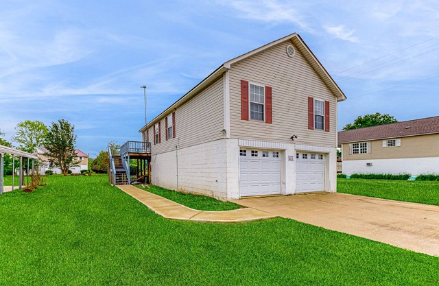 Spacious house with free wifi, private W/D - dog friendly