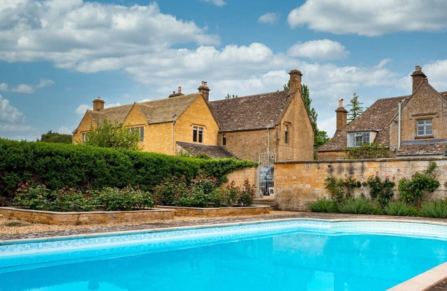 Spacious House with heated pool and gym sleeping up to 14