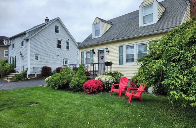 Spacious house with King & Queen beds, private patio, walkable to Train Station!