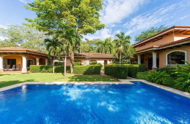 Geräumige Anwesen Pool zu Hause, 7 BR, zu Fuß zum Strand und Stadt!