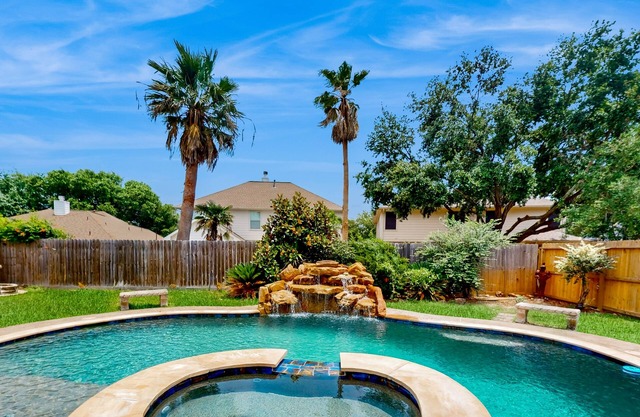 Spacious house with private pool & Movie room