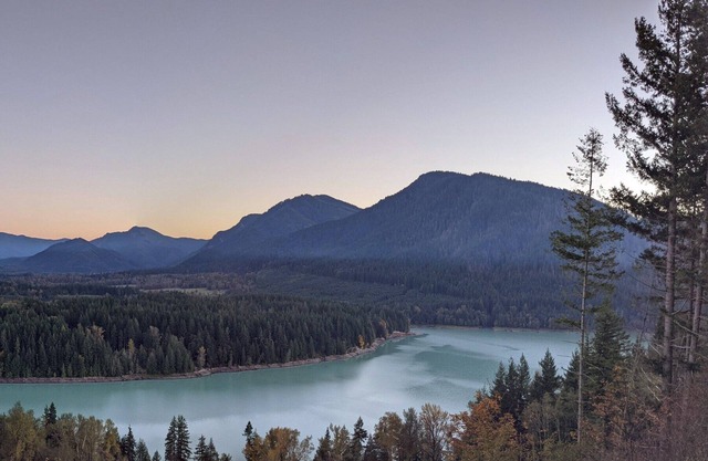 Spacious house with unbeatable views. 5 min to Alder Lake, 30 to Mt. Rainier.