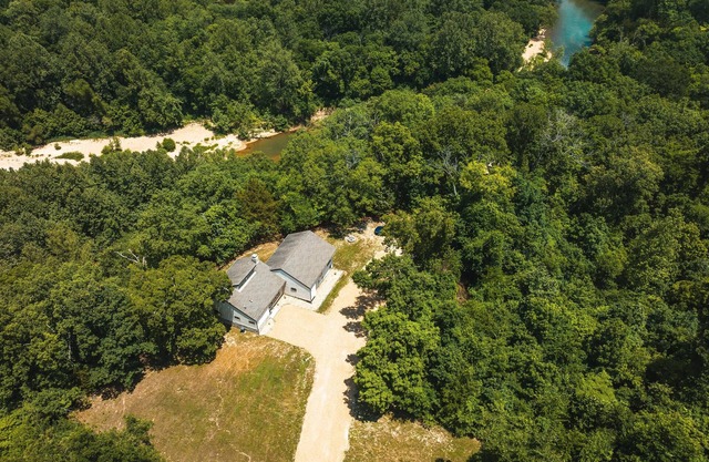 Spacious hunting lodge hideaway with stunning views and Private River Access
