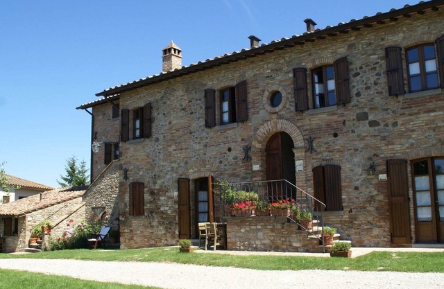 Kompakte Ferienwohnung mit Swimmingpool & Garten in Montone