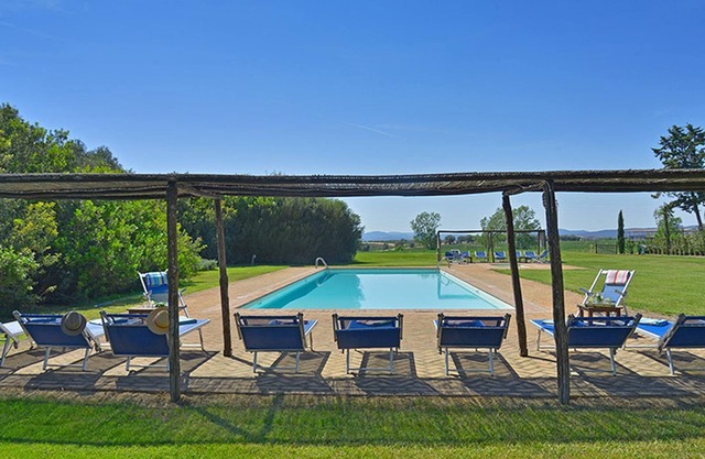 Geräumiges italienisches Apartment mit großem Pool und nahe dem Strand