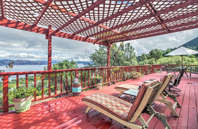 Geräumiges Kelseyville Home w / Large Lakefront Deck!
