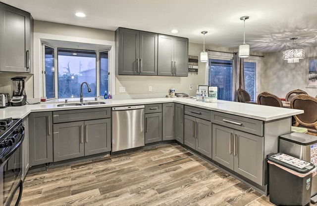 NEW! Spacious Kent Home ~ 17 Mi to Dtwn Seattle!