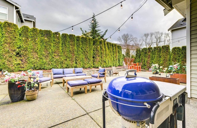 Spacious Kent Home Near Seatac Airport w/ Patio
