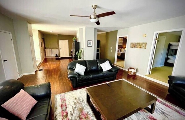 Spacious kid friendly apt near East Aurora