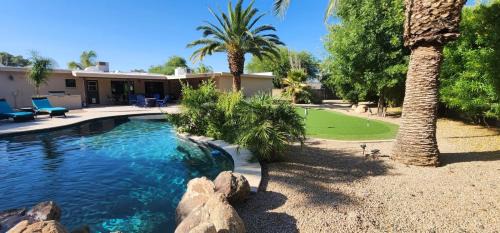 Spacious Kierland oasis with pool heater, spa, BBQ