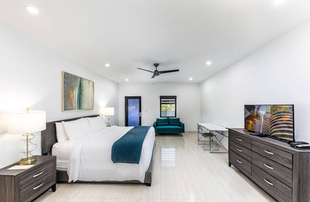 Modern, Spacious KING Bedroom in Boutique Hotel - Pool, Bicycles, Beach access