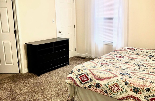 Spacious King Bead Mins From Downtown BG
