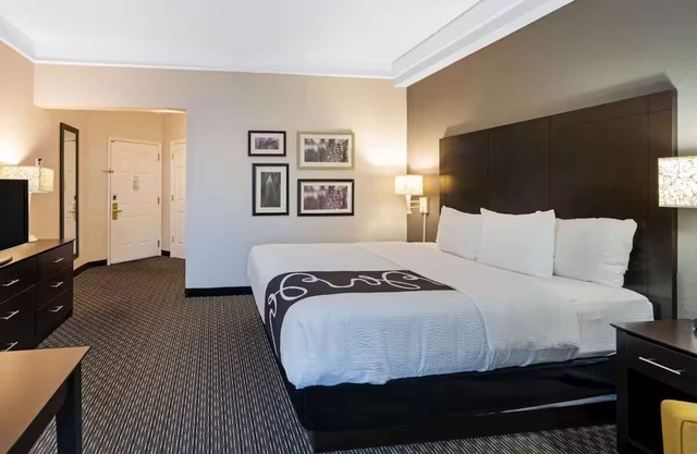 Spacious King Retreat at La Quinta Inn, Near Golf and Shopping Centers