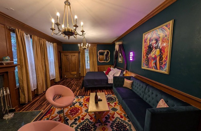Spacious King Suite! Cher inspired unit.