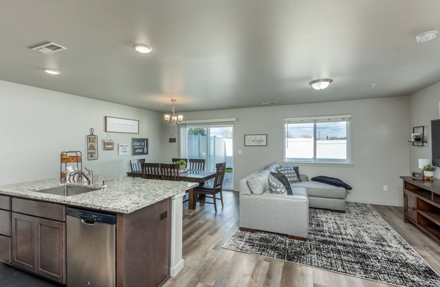 Spacious kitchen suitable for large groups, close to shopping, parks & wineries.