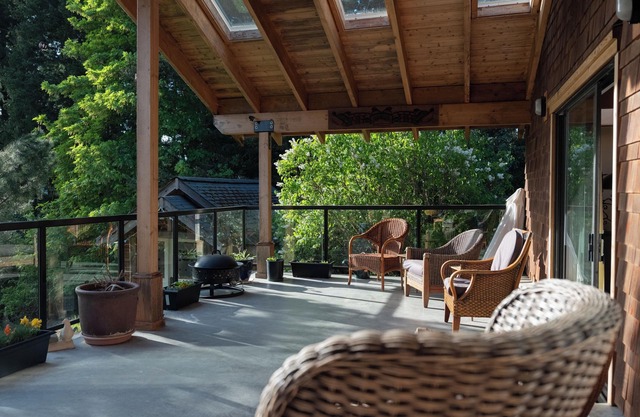 Spacious lakefront cottage, Salt Spring Island. Great sunsets, central location