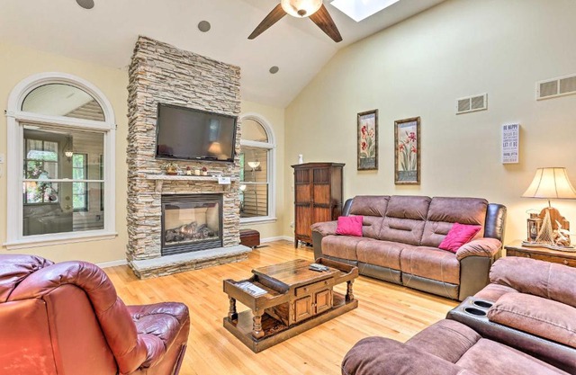 Spacious Lackawaxen Home with Deck and Gas Grill!