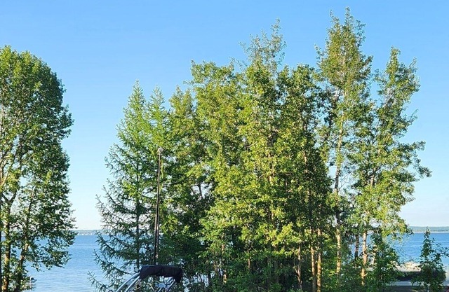 Spacious Lake Cottage - Sleeps 8 comfortably - Only 40 minutes west of Edmonton