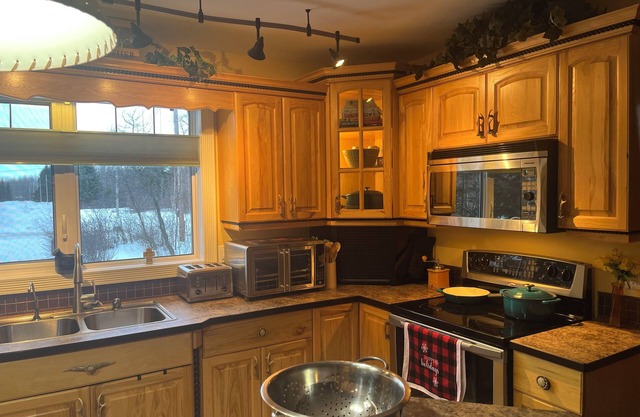 Spacious Lake Front Chalet on Golf Resort- 3 minutes from Iron Horse Trail!