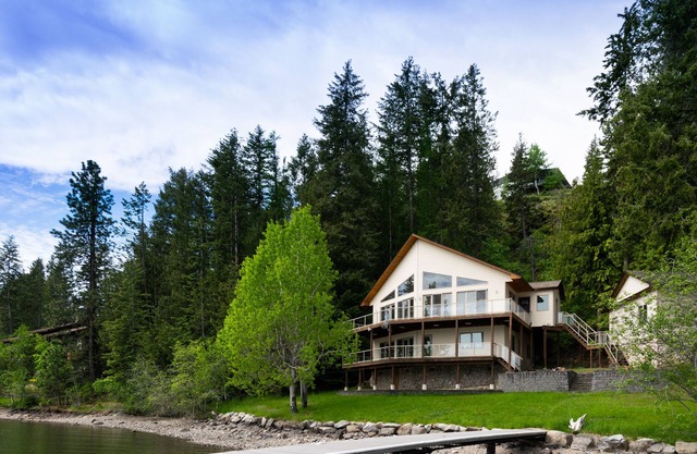 Spacious Lake Front Home with Gorgeous Views!