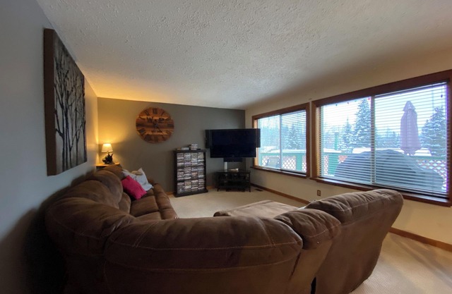 Spacious lake-house with 2 king beds and sleeps 12 easy, 2 minute walk to Lake.