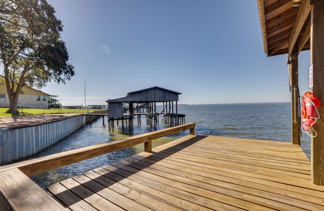 Spacious Lake Livingston Home w/Decks & Fire Pit!