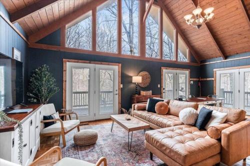 Spacious Lakeview Mountain Cabin