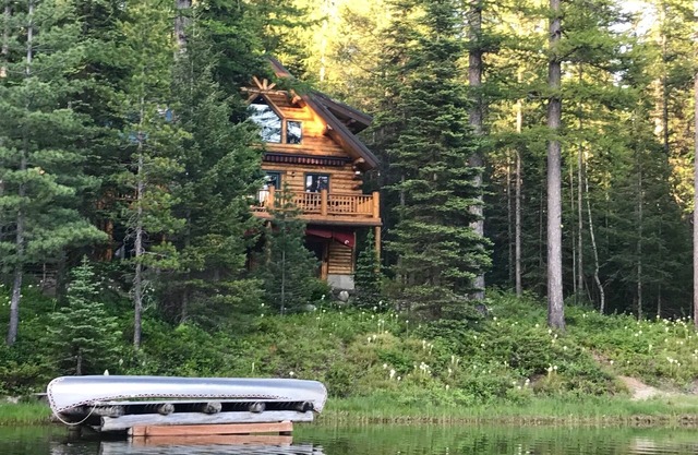 Spacious Lakefront Log Cabin by Glacier Park