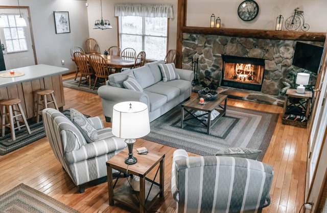 Lakefront home with private dock, hot tub & pool table