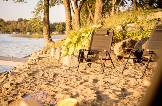Spacious Lakefront Cabin w Dock Arcade Pool Table