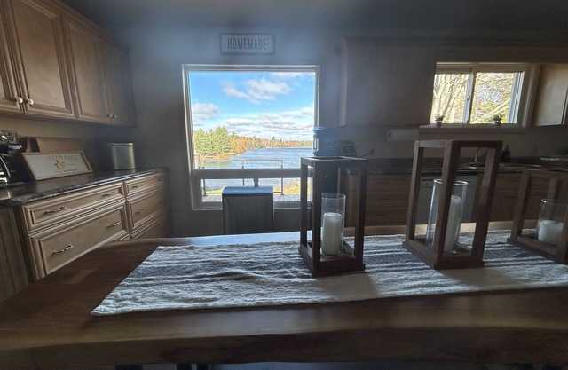 Spacious Lakefront family friendly six bedroom cottage on beautiful Eagle Lake.