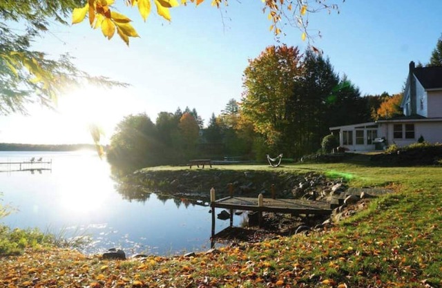 Spacious lakefront home with 5 bedrooms & hot tub!