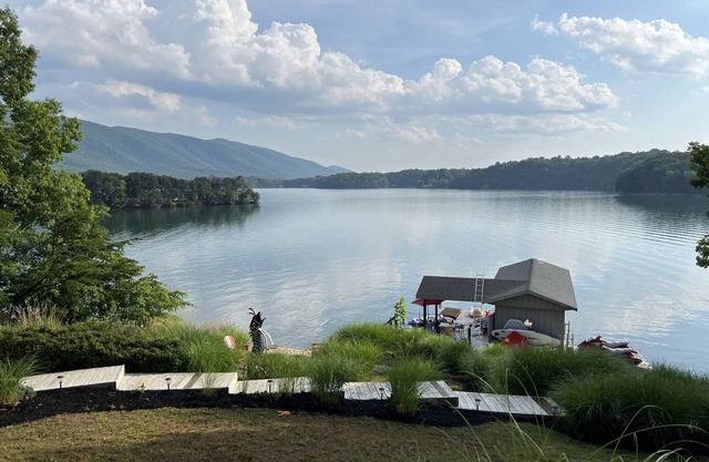 Waterfront Home w / wunderschöne Aussicht auf die Berge! Für 13 Personen! Perfekt für Familien!